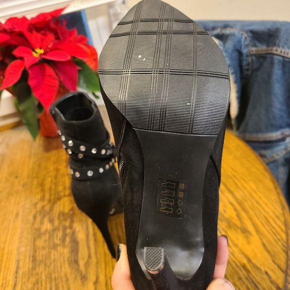 Le Chateau Booties w Crystal Detail - Picture 4 of 6